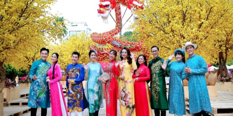 NSND Trịnh Kim Chi, Quỳnh Hoa, Đoan Trường, MC Anh Quân và dàn nghệ sỹ đình đám rạng rỡ trong Lễ Hội Tết Việt