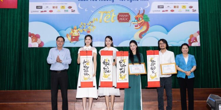 CEO Phạm Kim Dung, Đạo diễn Hoàng Nhật Nam và hơn 10 Hoa hậu, Á hậu trao quà cho trẻ mồ côi đón Tết