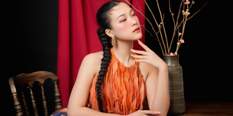 Hoàng Oanh hóa nàng xuân trong bộ ảnh Tết đầy không khí truyền thống