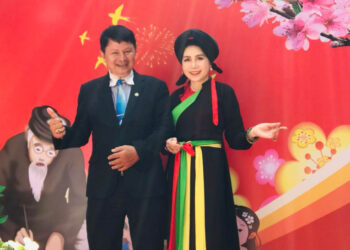 NSNA Đoàn Hoài Trung và Bác sĩ Hoa hậu Vân Anh tràn ngập hạnh phúc trong ngày tặng lại kỷ vật cho Bảo tàng Áo dài