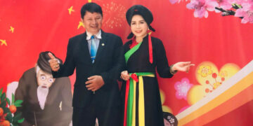 NSNA Đoàn Hoài Trung và Bác sĩ Hoa hậu Vân Anh tràn ngập hạnh phúc trong ngày tặng lại kỷ vật cho Bảo tàng Áo dài