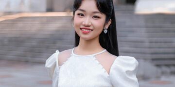 Nhìn ngắm mẫu nhí Minh Thư thướt tha với tà áo dài trắng cách tân