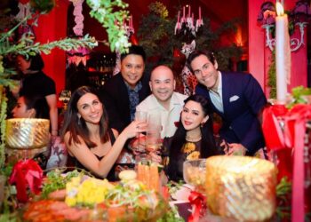 Tiên Nguyễn cùng mẹ chúc mừng doanh nhân Dương Quốc Nam