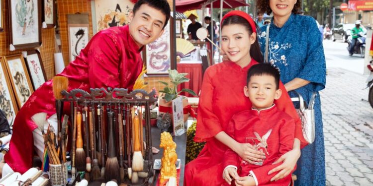 Lương Thế Thành – Thúy Diễm đưa con trai du xuân