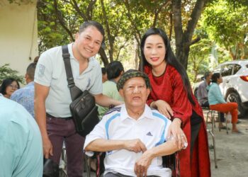 NSND Trịnh Kim Chi cùng đồng nghiệp mang Tết đến cho nghệ sĩ nghèo