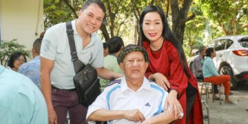 NSND Trịnh Kim Chi cùng đồng nghiệp mang Tết đến cho nghệ sĩ nghèo