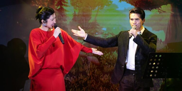 Nguyễn Hồng Nhung xúc động khi hội ngộ khán giả Việt Nam sau thời gian dài