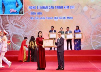 Trịnh Kim Chi vinh dự nhận Bằng danh hiệu Nghệ sỹ Nhân dân từ Chủ tịch nước Võ Văn Thưởng trao tặng
