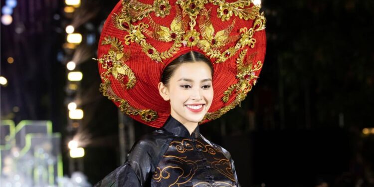 Hoa hậu Lê Hoàng Phương, Thanh Thủy tự hào khi khoác lên mình chiếc áo dài Việt Nam