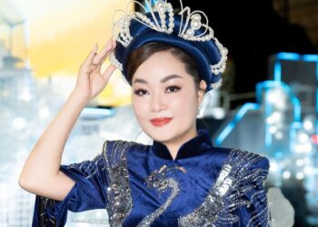    Hoa hậu Hoàng Thanh Nga khoe nhan sắc yêu kiều trong Áo dài của NTK Brian Võ