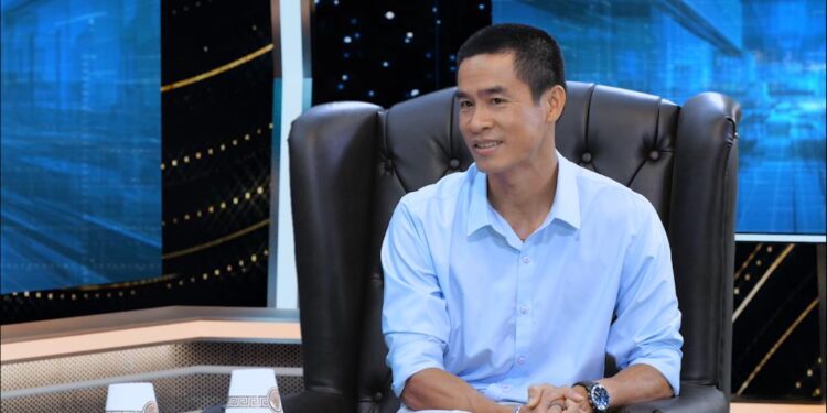 Kính Đa Chiều: Nhà thơ Phong Việt trải lòng về cách làm thơ hiện đại