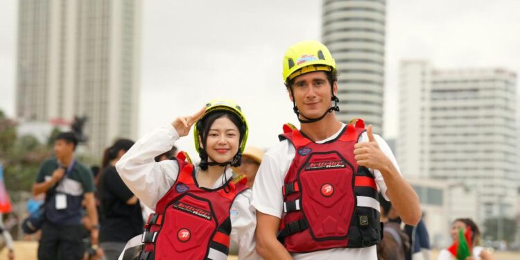 Liz Kim Cương lần đầu lái jetski mà như tay đua chuyên nghiệp