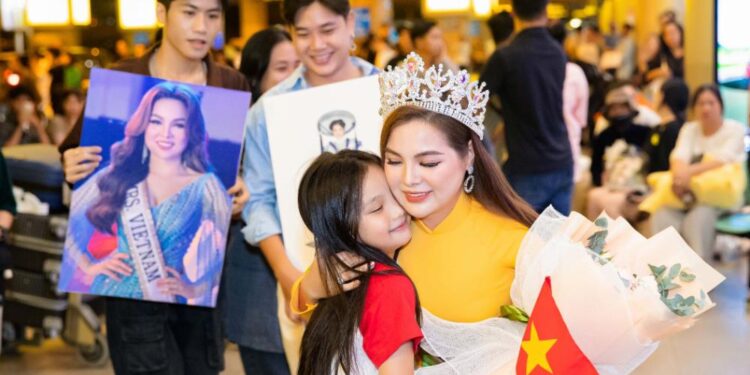 Hoa hậu Ngọc Trang trở về từ Mrs Globe 2024 được khán giả chào đón nồng nhiệt