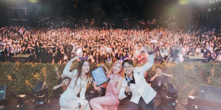 Trang Pháp trình diễn hết mình tại sự kiện với hàng ngàn sinh viên, ngày càng hút fan trẻ