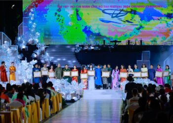 Lộng lẫy đêm khai mạc Lễ hội Áo dài Thành phố Hồ Chí Minh năm 2024