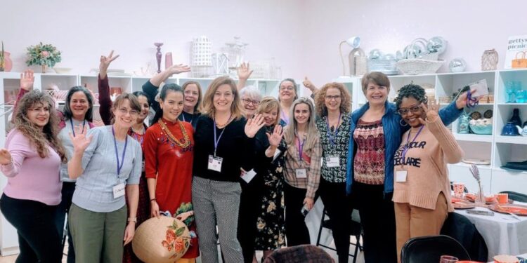 Không ăn Tết ở Việt Nam, Trúc Thy bay sang Mỹ chia sẻ về dự án Mẹ Thiên Nhiên