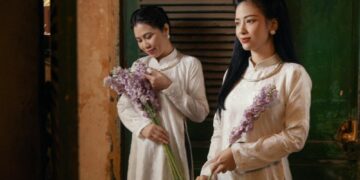 Dương Hoàng Yến hiếm hoi “lên sóng” cùng mẹ ruột, nhìn qua tưởng hai chị em vì quá hack tuổi