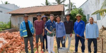 Gieo mầm nhân ái, Đàm Vĩnh Hưng dùng tiền đi hát xây nhà cho gia đình nữ phạm nhân