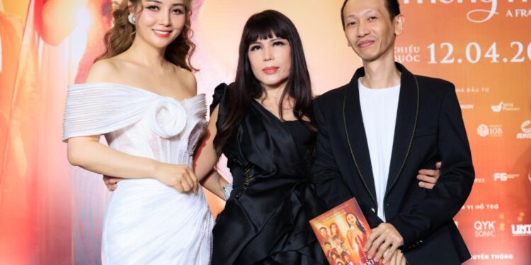 Mai Thu Huyền thắng giải Đạo diễn xuất sắc nhất tại Đức vào đúng ngày “Đoá hoa mong manh” khởi chiếu toàn quốc 12/4