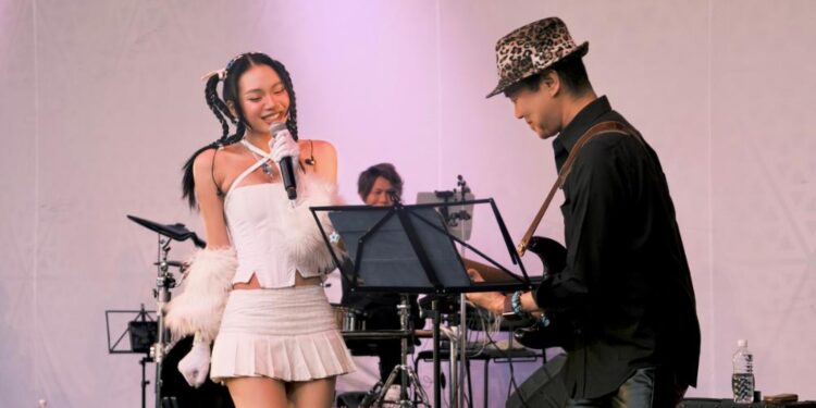 Giana mang giày trượt patin lên sân khấu Lễ hội Việt Nam tại Nhật Bản