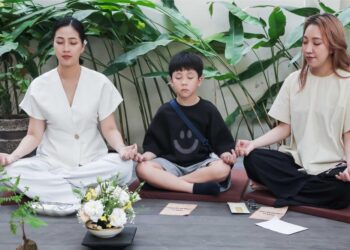 Á hậu Hoàng Oanh, diễn viên Thiên An đưa con đi tập thiền, biểu cảm của nhóc tỳ gây chú ý khi ôm mẹ