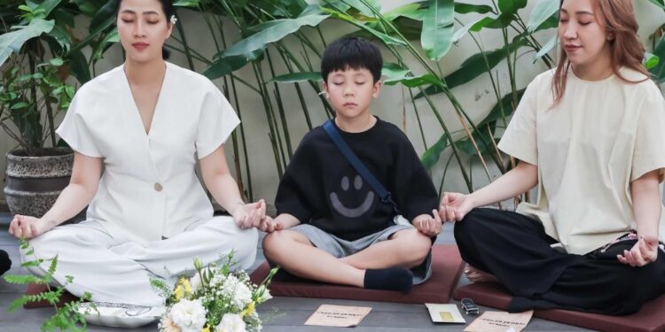 Á hậu Hoàng Oanh, diễn viên Thiên An đưa con đi tập thiền, biểu cảm của nhóc tỳ gây chú ý khi ôm mẹ