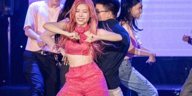 Fan meeting Trang Pháp đông kín người những vẫn rất văn minh và quy củ