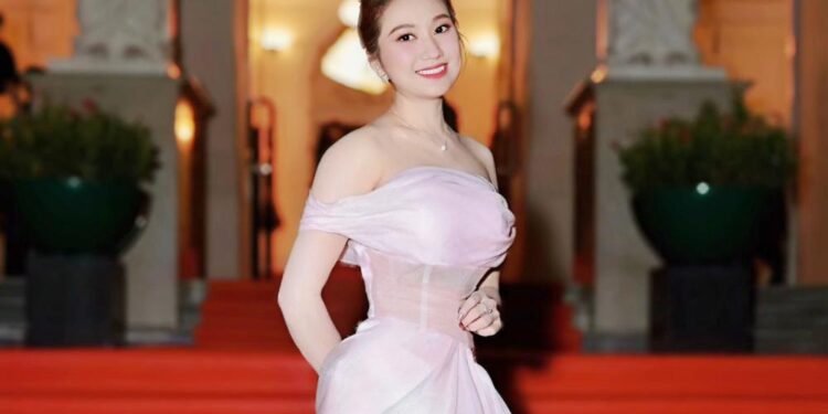 Cao Mỹ Kim đẹp rạng ngời dự Lễ bế mạc Liên hoan phim Quốc tế TP.HCM 