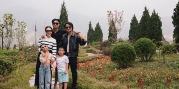 Đạo diễn Hoàng Nhật Nam và CEO Phạm Kim Dung cùng các con trải nghiệm du lịch tại Sa Pa