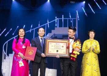 Đàm Vĩnh Hưng xác lập kỷ lục “Ca sĩ trình diễn nhiều mashup nhất trong chương trình ca nhạc” với hơn 62 ca khúc