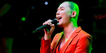 Hát phục vụ khán giả liên tục đến 1 giờ sáng, Nathan Lee chứng tỏ phong độ chưa bao giờ sụt giảm