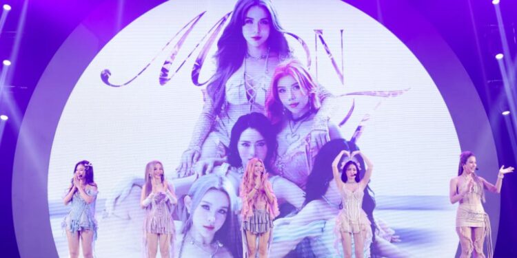    LUNAS lần đầu trình diễn live ca khúc MOONLIGHT khiến fan “đứng ngồi không yên”