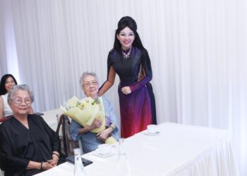 NTK Quỳnh Paris xúc động mang hoa tặng mẹ nhân ngày nhận bằng tiến sĩ danh dự