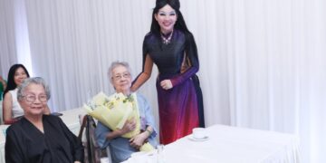 NTK Quỳnh Paris xúc động mang hoa tặng mẹ nhân ngày nhận bằng tiến sĩ danh dự