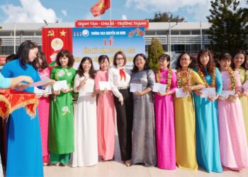 Lý Nhã Kỳ tặng học bổng cho trường cũ