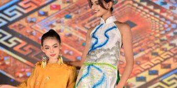 Đại sứ Tuyết Mai khoe thần thái rạng ngời cùng Hoa hậu Ấn Độ trên sàn diễn “Tôn vinh bản sắc Việt