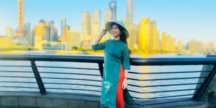 Đại sứ Bảo Hiểm Rừng Xanh Trúc Thy duyên dáng trong áo dài Mẹ Thiên Nhiên bên Bến Thượng Hải