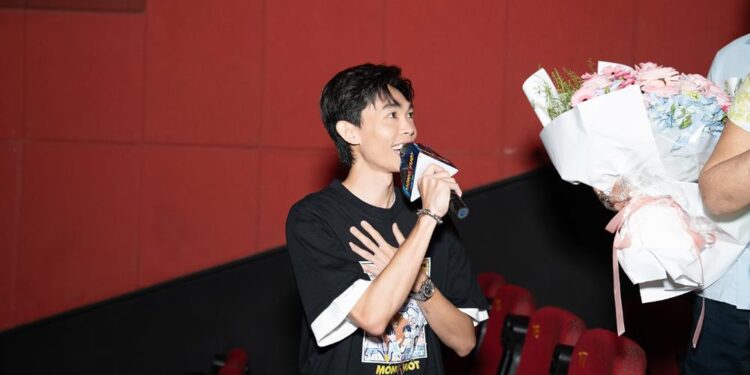 Hồng Thanh tạo bất ngờ cho mẹ trong chuyến cinetour quảng bá Móng Vuốt