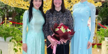 Hoa hậu Ý Nhi và các thí sinh MR WORLD VIETNAM 2024 đón chủ tịch MISS WORLD đến Việt Nam