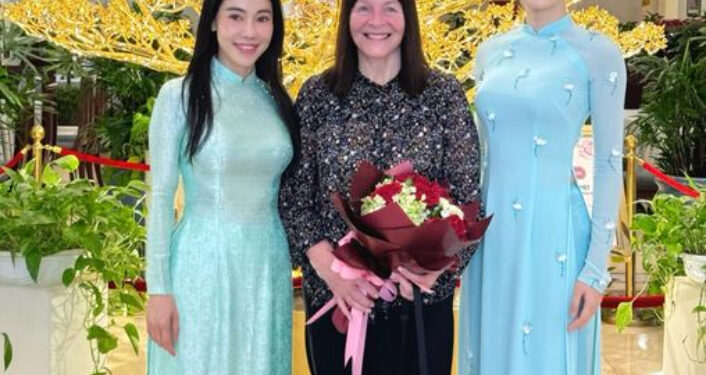 Hoa hậu Ý Nhi và các thí sinh MR WORLD VIETNAM 2024 đón chủ tịch MISS WORLD đến Việt Nam