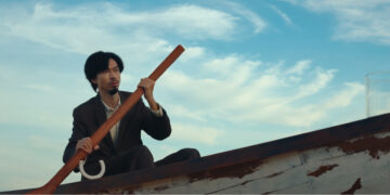 Một lần nữa Đen lại gây tò mò với teaser chèo thuyền trên… cát