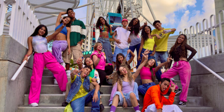 Nữ nghệ sĩ kiêm NSX Suzanna Lam ra mắt MV ‘Just Cuz We’re Young’