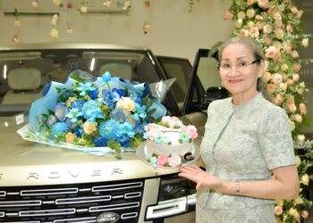 Mẹ Lý Nhã Kỳ tặng con gái siêu xe 15 tỷ đồng