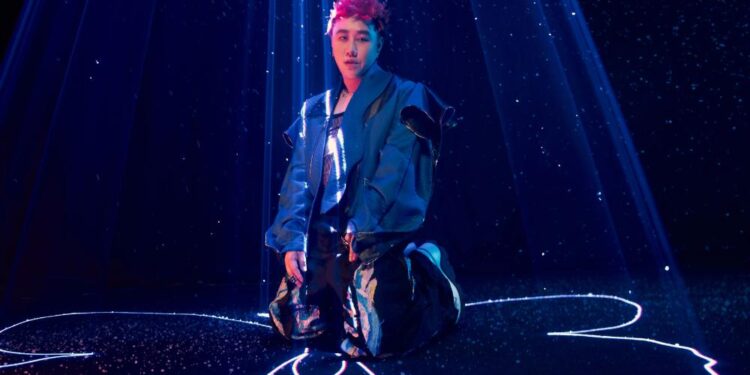 Vừa công chiếu 30 tiết mục trong concert đầu tay, Trung Quân đã “lên dây cót” cho 40 bản live cho concert “1689” 