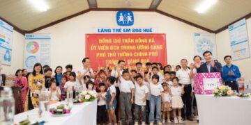 Ông Johnathan Hạnh Nguyễn tặng 1 tỷ đồng cho Quỹ Bảo trợ Trẻ em Việt Nam  