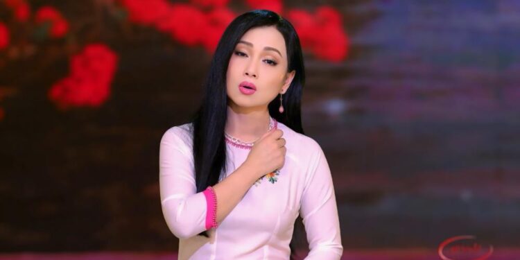 ‘Ca sĩ tỉ phú’ Hà Phương bắt tay với nhạc sĩ Sơn Hạ tái hiện tình yêu học trò qua ca khúc ‘Màu mực tím’