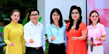 Đón nhận áo Blouse và khai bút triệu chữ ký vì Sức khỏe – Sắc đẹp cộng đồng Việt Nam