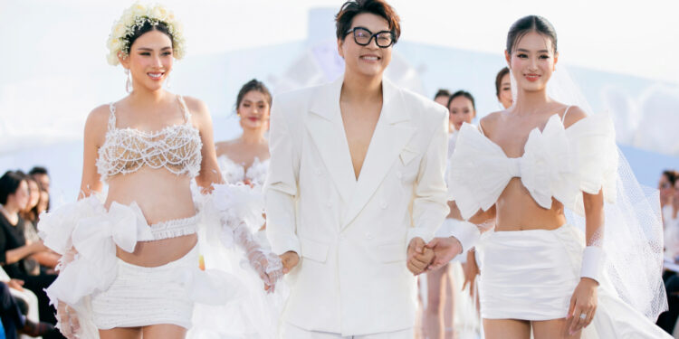 Võ Hoàng Yến bụng bầu vẫn catwalk điêu luyện cùng 36 thí sinh MGVN tại Vietnam Beauty Fashion Fest 8