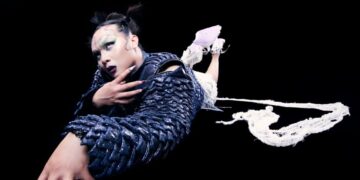 Tiếp tục với hình ảnh “phi giới tính”, top 10 Vietnam Idol Lê Khoa toả sáng  trong bài nhạc “Nobody Like You” 