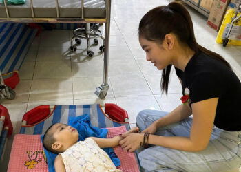 Á hậu du lịch Việt Nam trao quà cho trẻ em nghèo mùa Vu Lan